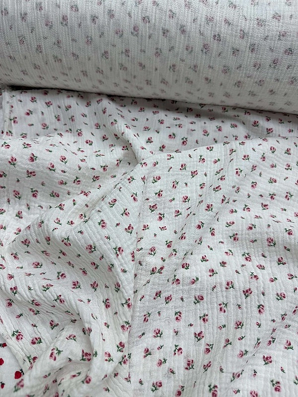 M 5035 C2 Муслін 2-х шаровий принт квіти трояндочки рожеві на молочному 100% бавовна 160 см 125-135