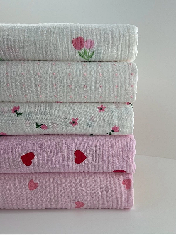 M 315 C16 Муслін жатка 2-х шаровий принт LOVE сердечки червоні дрібні на рожевому 100% бавовна 135-1