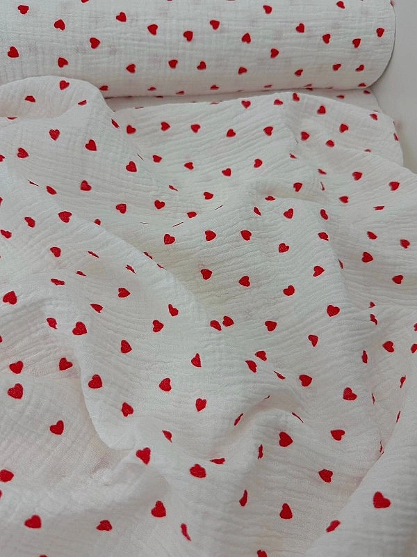 M 315 C2 Муслін жатка 2-х шаровий принт LOVE сердечки червоні дрібні на молочному 100% бавовна 135-1