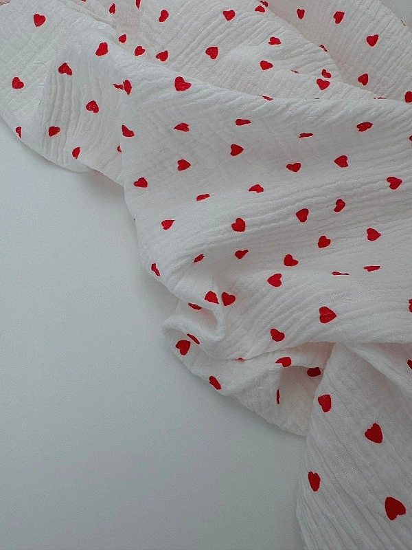 M 315 C2 Муслін жатка 2-х шаровий принт LOVE сердечки червоні дрібні на молочному 100% бавовна 135-1
