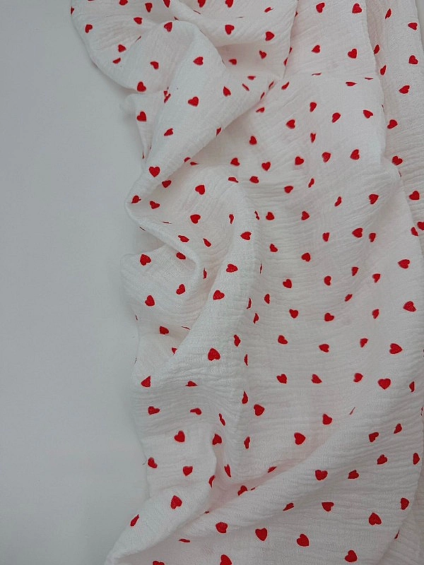 M 315 C2 Муслін жатка 2-х шаровий принт LOVE сердечки червоні дрібні на молочному 100% бавовна 135-1