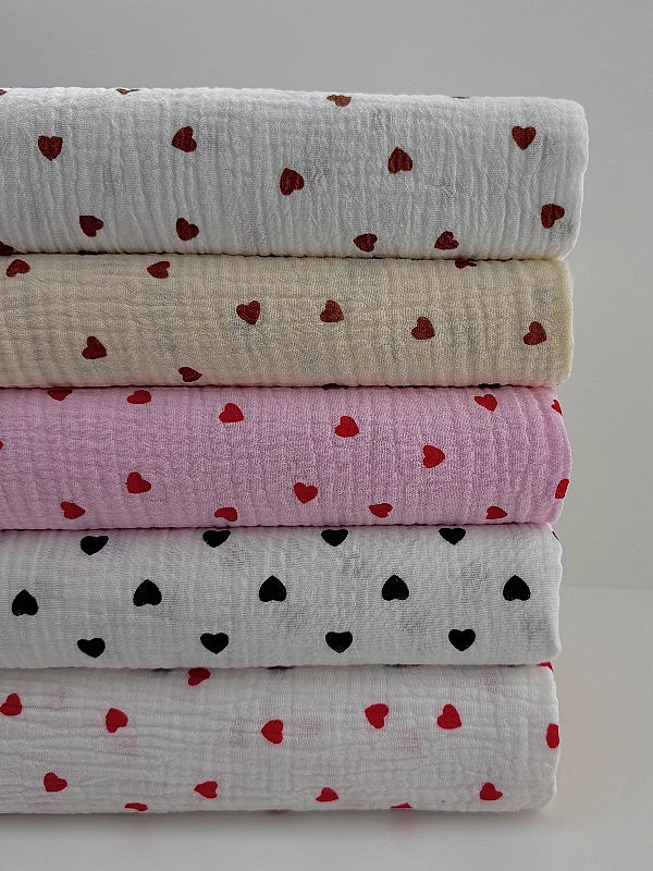 M 315 C2 Муслін жатка 2-х шаровий принт LOVE сердечки червоні дрібні на молочному 100% бавовна 135-1