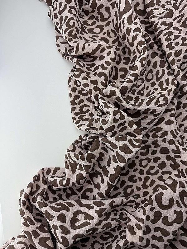 M 110 C5 Муслін жатка 2-х шаровий принт цятки леопард коричневі на бежево-пудровому 100% бавовна 135