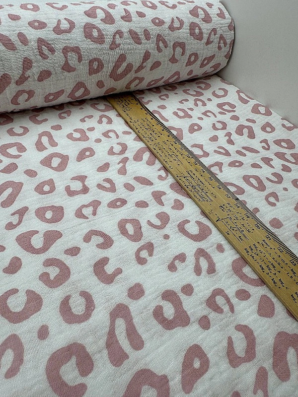 M 111 C2 Муслін жатка 2-х шаровий принт цятки леопард пудрово-рожеві на молочному 100% бавовна 135-1