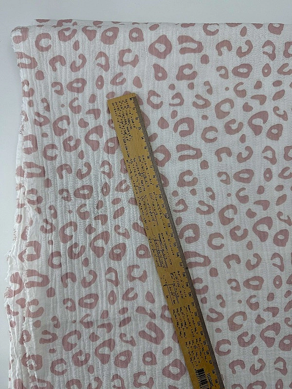 M 111 C2 Муслін жатка 2-х шаровий принт цятки леопард пудрово-рожеві на молочному 100% бавовна 135-1