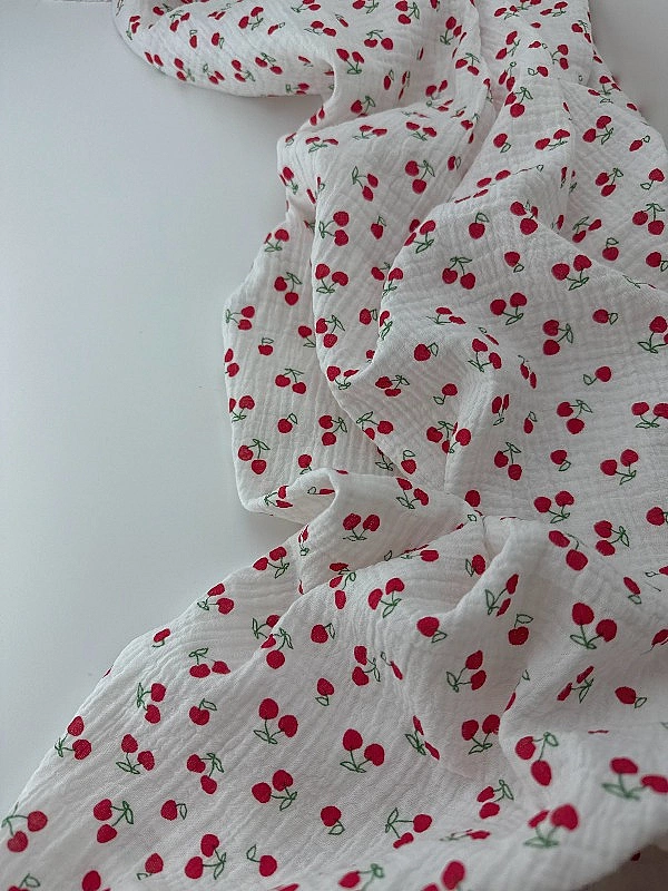 M 4002 C2 Муслін жатка 2-х шаровий принт фрукти,ягоди, овочі вишеньки червоні на молочному 100% баво