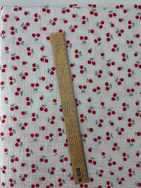 M 4002 C2 Муслін жатка 2-х шаровий принт фрукти,ягоди, овочі вишеньки червоні на молочному 100% баво