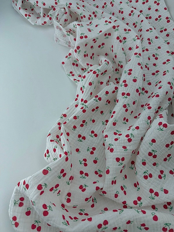 M 4002 C2 Муслін жатка 2-х шаровий принт фрукти,ягоди, овочі вишеньки червоні на молочному 100% баво