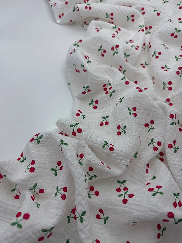 M 4003 C2 Муслін жатка 2-х шаровий принт фрукти,ягоди, овочі вишеньки червоні на молочному 100% баво