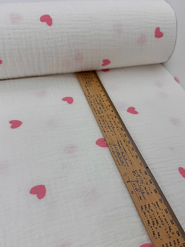 M 303 C2 Муслін жатка 2-х шаровий принт LOVE сердечки середні рожеві на молочному 100% бавовна 135-1