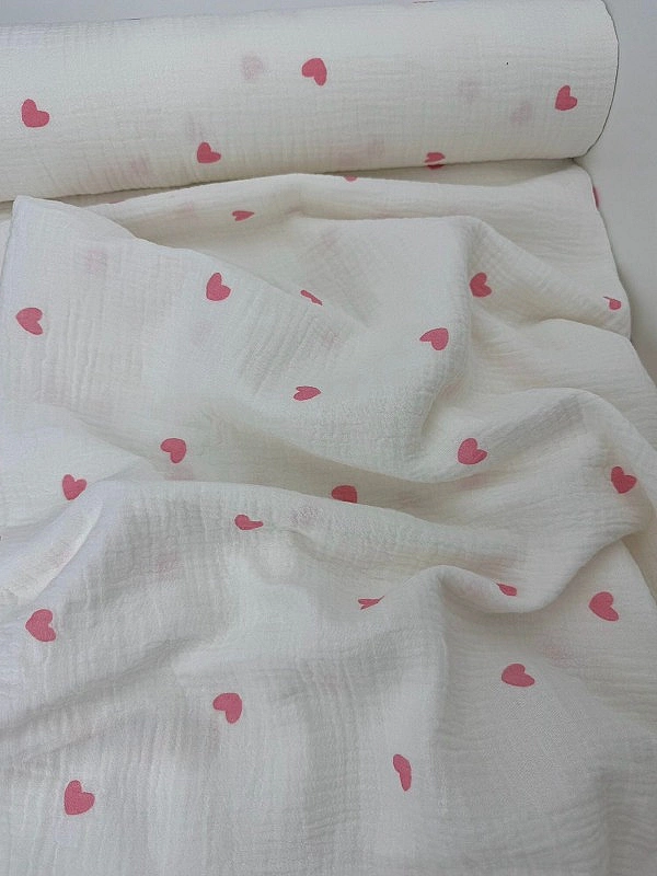 M 303 C2 Муслін жатка 2-х шаровий принт LOVE сердечки середні рожеві на молочному 100% бавовна 135-1