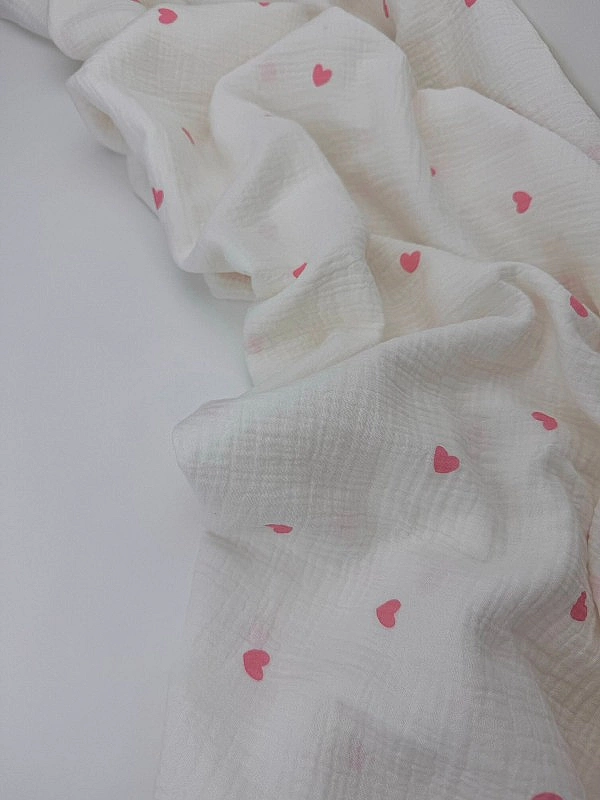M 303 C2 Муслін жатка 2-х шаровий принт LOVE сердечки середні рожеві на молочному 100% бавовна 135-1