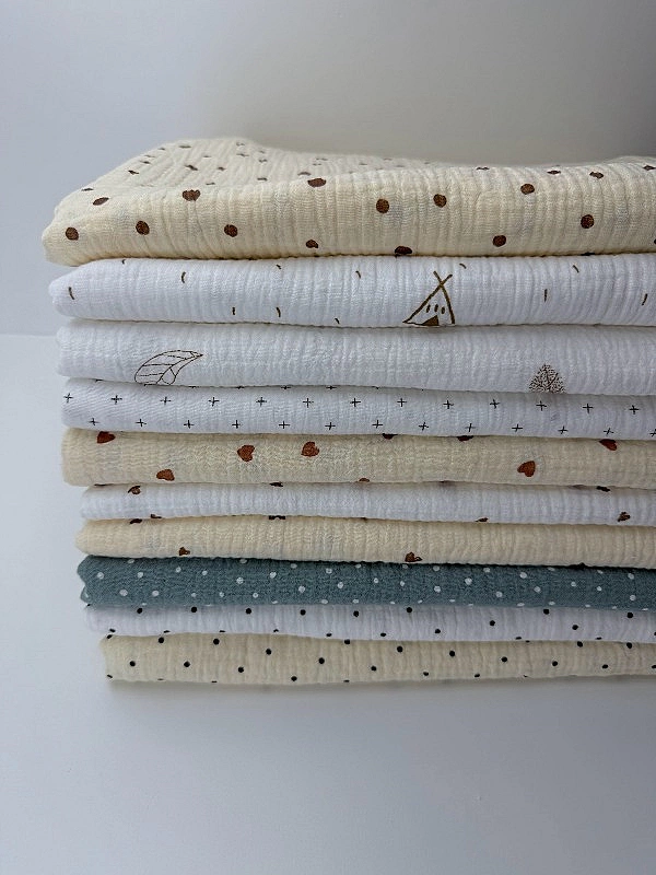 MM R3-C2 Муслін жатка 2-х шаровий принт геометричний горошки чорні дрібні на молочному 100% бавовна