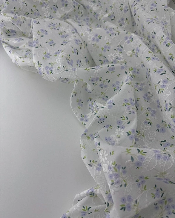 CANDY-C190 батист принт квіти вишивка волошки фіолетові на молочному 100% бавовна 135см 90-100 грам/