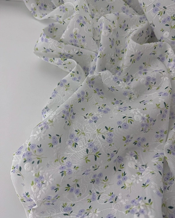 CANDY-C190 батист принт квіти вишивка волошки фіолетові на молочному 100% бавовна 135см 90-100 грам/