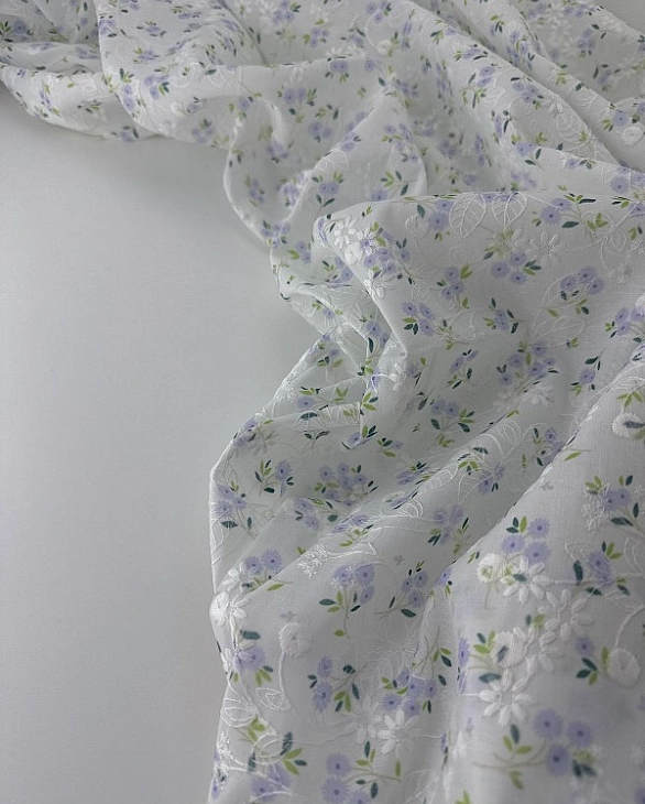 CANDY-C190 батист принт квіти вишивка волошки фіолетові на молочному 100% бавовна 135см 90-100 грам/