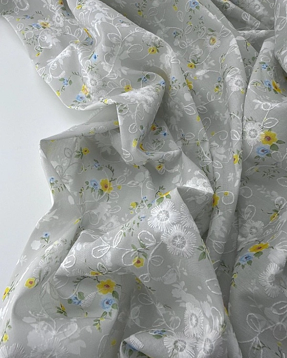 CANDY-C186 батист принт квіти Вишивка жовті і блакитні на сірому 100% бавовна 135см 90-100 грам/м.кв