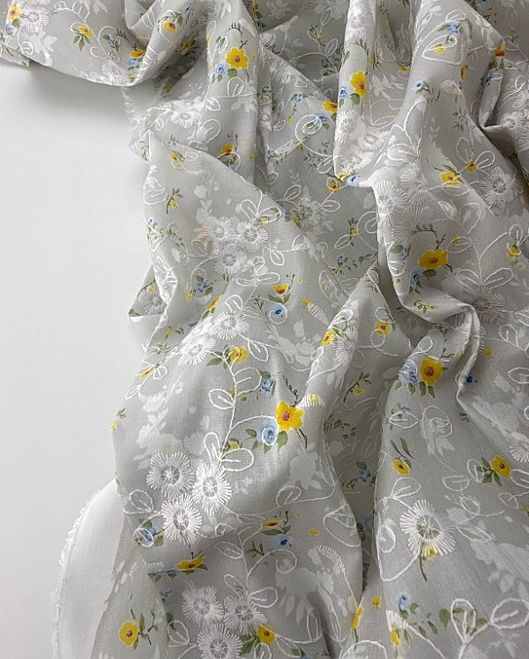 CANDY-C186 батист принт квіти Вишивка жовті і блакитні на сірому 100% бавовна 135см 90-100 грам/м.кв