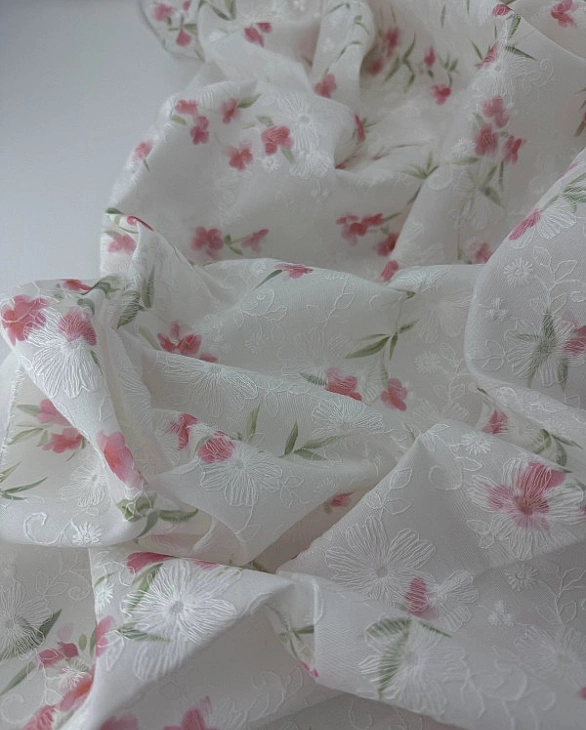 CANDY-C174 батист принт квіти вишивка акварельні коралові на молочному 100% бавовна 135см 90-100 гра