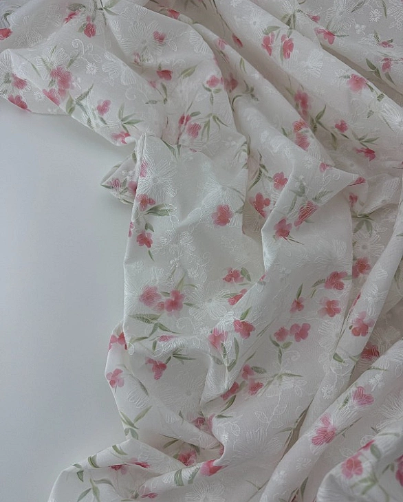 CANDY-C174 батист принт квіти вишивка акварельні коралові на молочному 100% бавовна 135см 90-100 гра