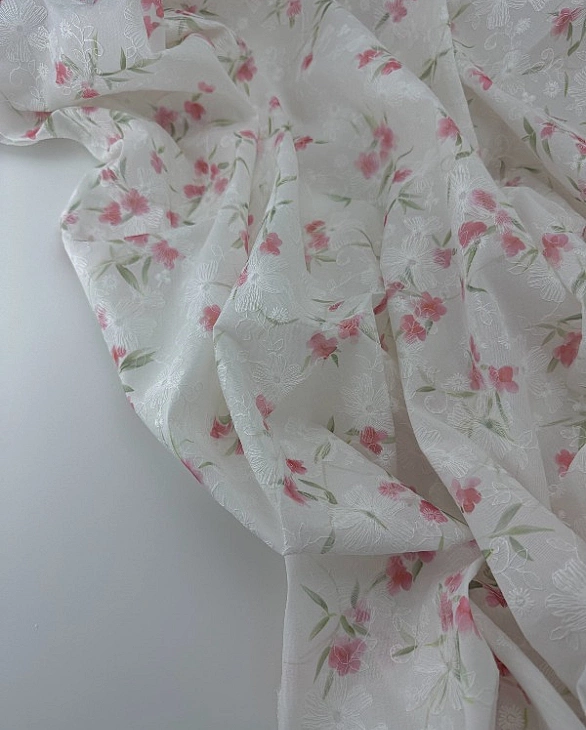 CANDY-C174 батист принт квіти вишивка акварельні коралові на молочному 100% бавовна 135см 90-100 гра