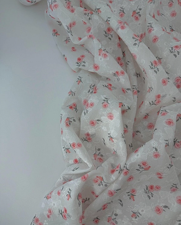 CANDY-C187 батист принт квіти вишивка троянди коралові на молочному 100% бавовна 135см 90-100 грам/м