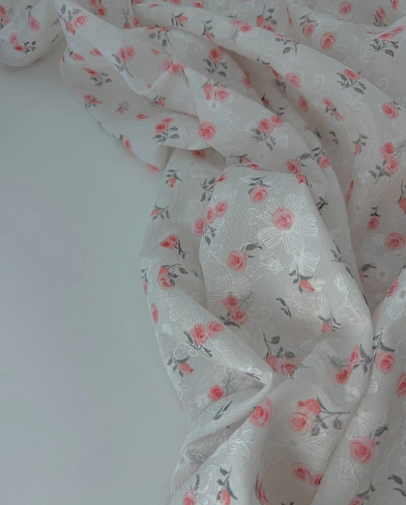CANDY-C187 батист принт квіти вишивка троянди коралові на молочному 100% бавовна 135см 90-100 грам/м