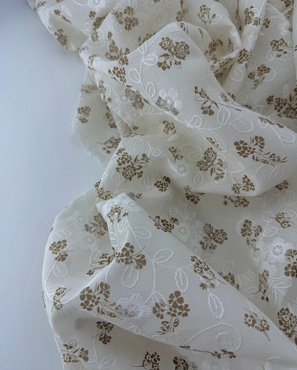 CANDY-C185 батист принт квіти Вишивка бежеві на айворі 100% бавовна 135см 90-100 грам/м.кв.