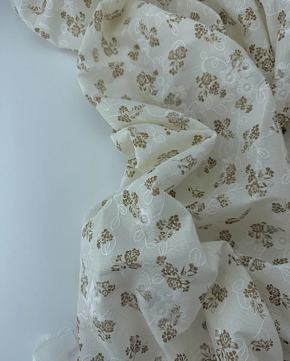 CANDY-C185 батист принт квіти Вишивка бежеві на айворі 100% бавовна 135см 90-100 грам/м.кв.