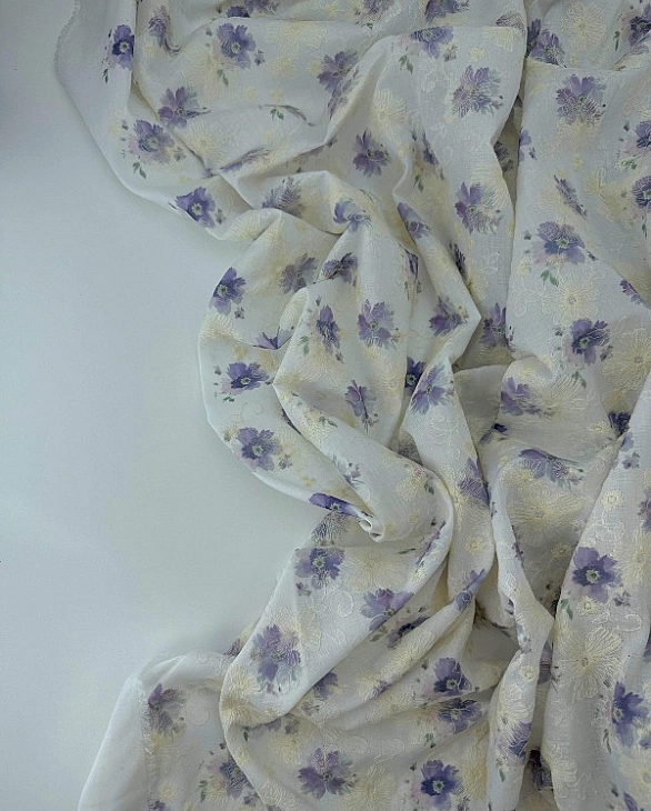 CANDY-C18901 батист принт квіти вишивка акварельні фіолетові на молочному 100% бавовна 135см 90-100