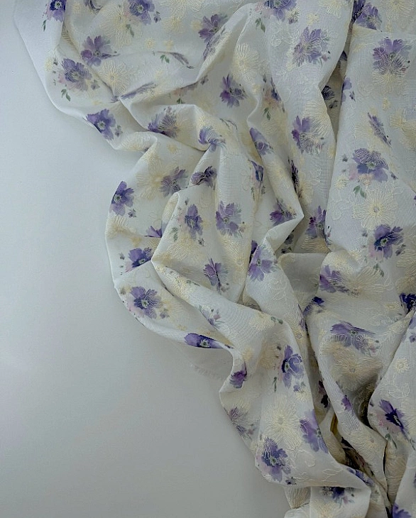 CANDY-C18901 батист принт квіти вишивка акварельні фіолетові на молочному 100% бавовна 135см 90-100