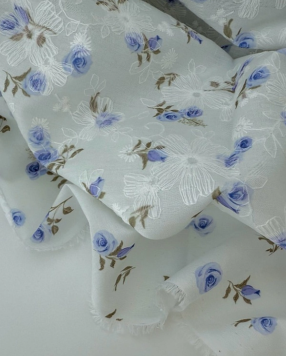 CANDY-C18701 батист принт квіти вишивка троянди сині на молочному 100% бавовна 135см 90-100 грам/м.к