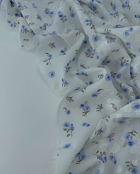 CANDY-C18701 батист принт квіти вишивка троянди сині на молочному 100% бавовна 135см 90-100 грам/м.к