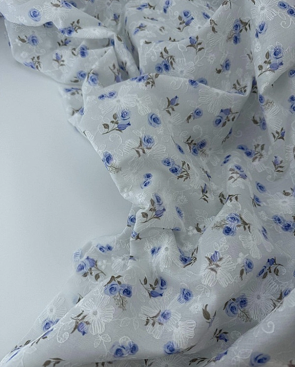 CANDY-C18701 батист принт квіти вишивка троянди сині на молочному 100% бавовна 135см 90-100 грам/м.к