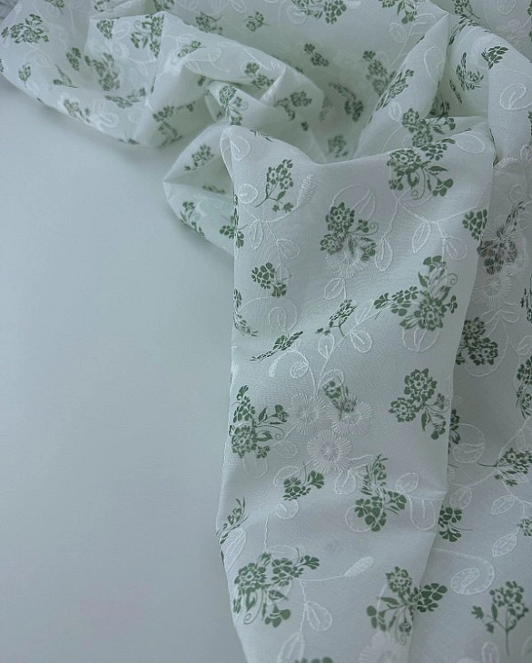CANDY-C18501 батист принт квіти вишивка зелені на молочному 100% бавовна 135см 90-100 грам/м.кв.