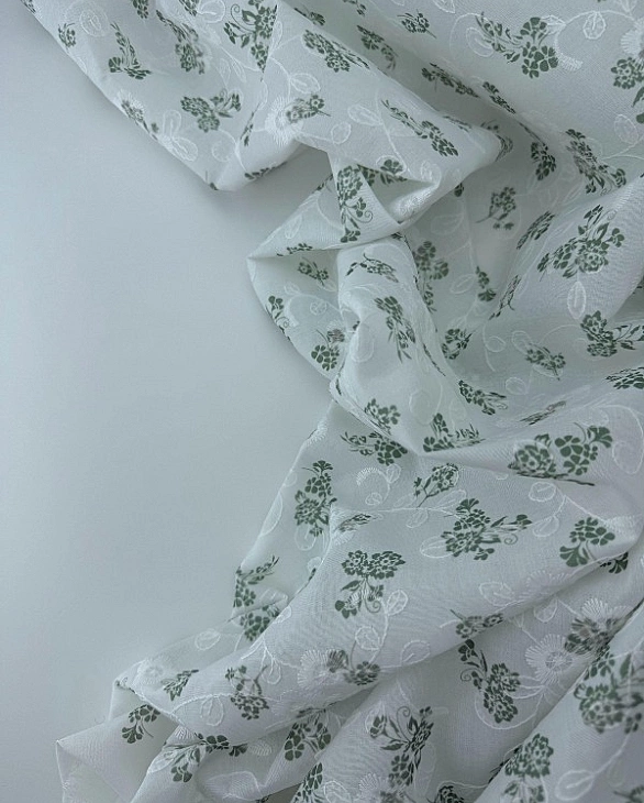 CANDY-C18501 батист принт квіти вишивка зелені на молочному 100% бавовна 135см 90-100 грам/м.кв.