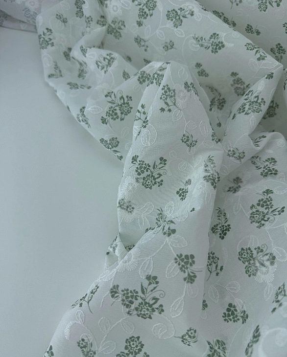 CANDY-C18501 батист принт квіти вишивка зелені на молочному 100% бавовна 135см 90-100 грам/м.кв.