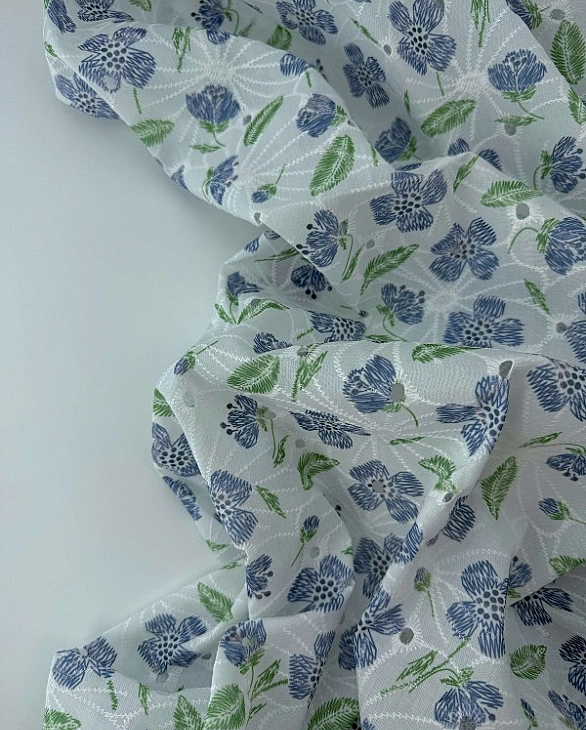 CANDY-C204 батист принт квіти вишивка сині на молочному 100% бавовна 135см 90-100 грам/м.кв.