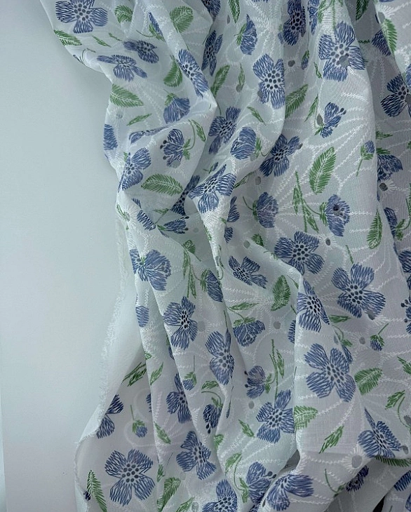 CANDY-C204 батист принт квіти вишивка сині на молочному 100% бавовна 135см 90-100 грам/м.кв.
