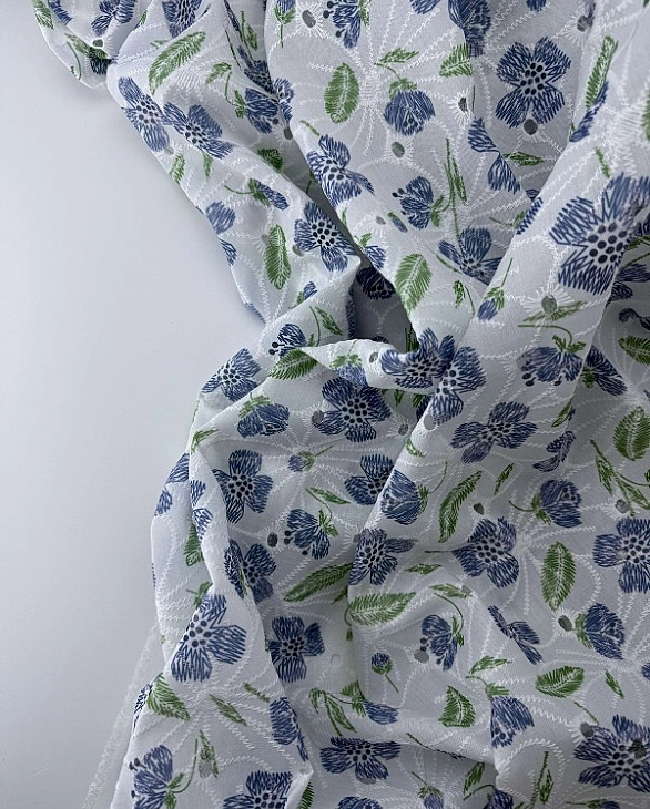 CANDY-C204 батист принт квіти вишивка сині на молочному 100% бавовна 135см 90-100 грам/м.кв.