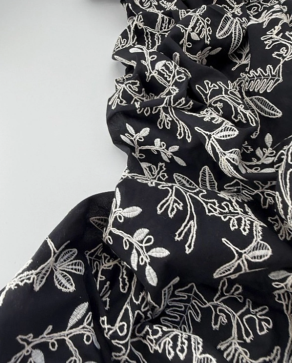 CANDY-C159 батист принт квіти вишивка гілочки, листочки на чорному 100% бавовна 135см 90-100 грам/м.