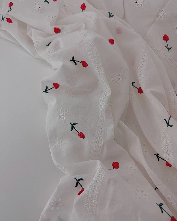 CANDY-C027 батист принт квіти вишивка червоні на молочному 100% бавовна 135см 90-100 грам/м.кв.