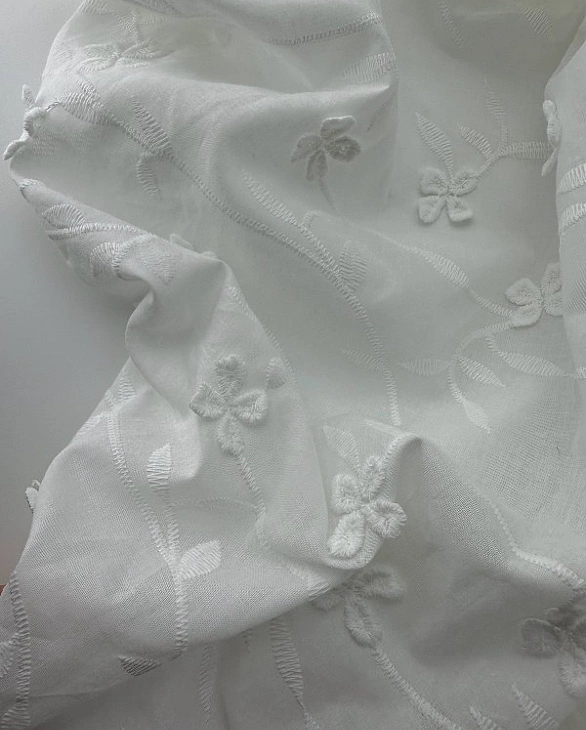 CANDY-C168 батист принт квіти вишивка нашиті на молочному 100% бавовна 135см 90-100 грам/м.кв.