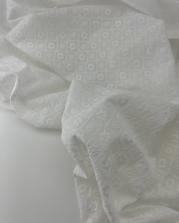 CANDY-C051 батист принт квіти вишивка в квадратах на молочному 100% бавовна 135см 90-100 грам/м.кв.