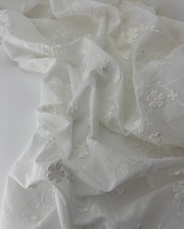 CANDY-C041 батист принт квіти вишивка з листочками на молочному 100% бавовна 135см 90-100 грам/м.кв.