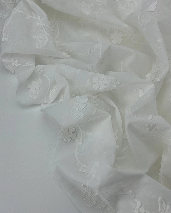 CANDY-C041 батист принт квіти вишивка з листочками на молочному 100% бавовна 135см 90-100 грам/м.кв.