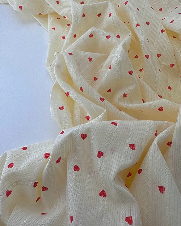 BESS-C00002 батист принт LOVE сердечки червоні дрібні вишивка на лимонному 100% бавовна 150 см 90-10