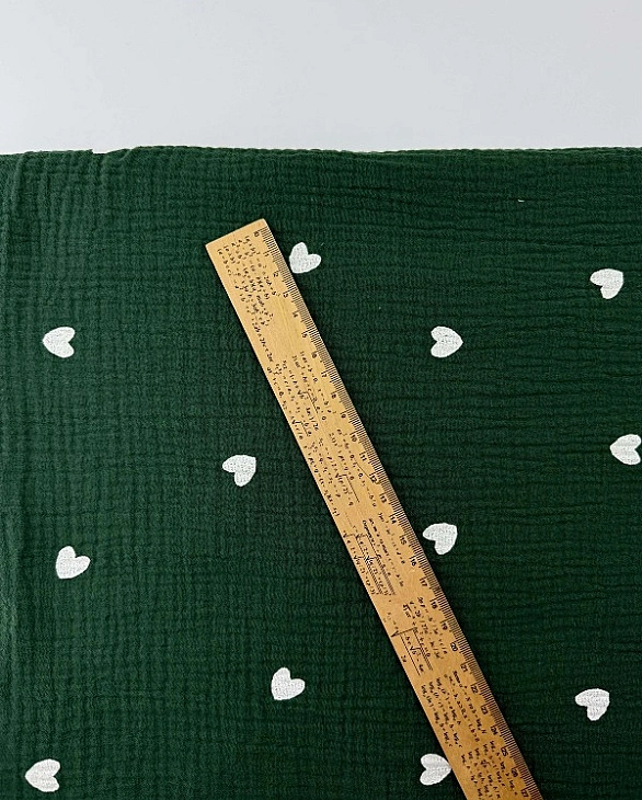 M 303 C65 Муслін принт LOVE сердечки середні білі на зеленому 100% бавовна 135-140 см 125-135 грам/м