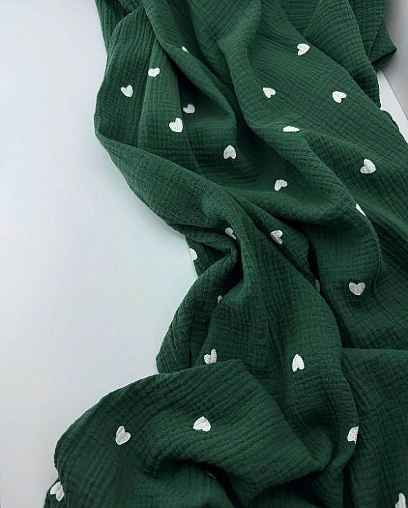 M 303 C65 Муслін принт LOVE сердечки середні білі на зеленому 100% бавовна 135-140 см 125-135 грам/м