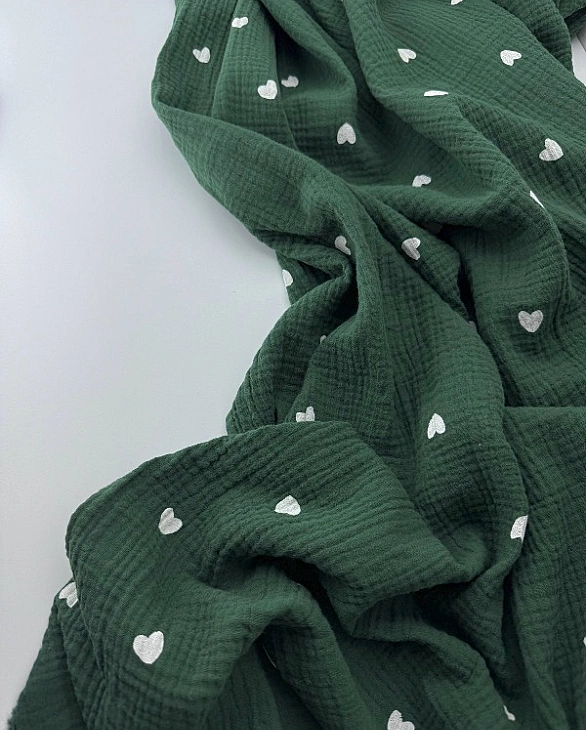 M 303 C65 Муслін принт LOVE сердечки середні білі на зеленому 100% бавовна 135-140 см 125-135 грам/м